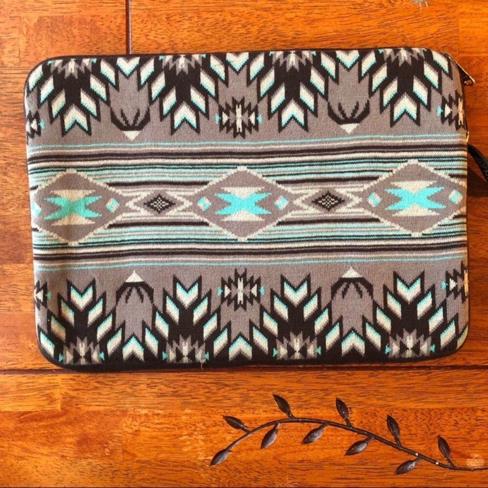TNA Aritzia Aztec Print Laptop 13” Lined Laptop Holder